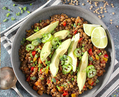 assiette salade lentilles et avocat